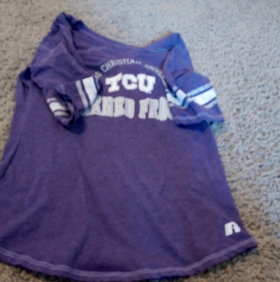 A v neck tee - Picture 2 of 3